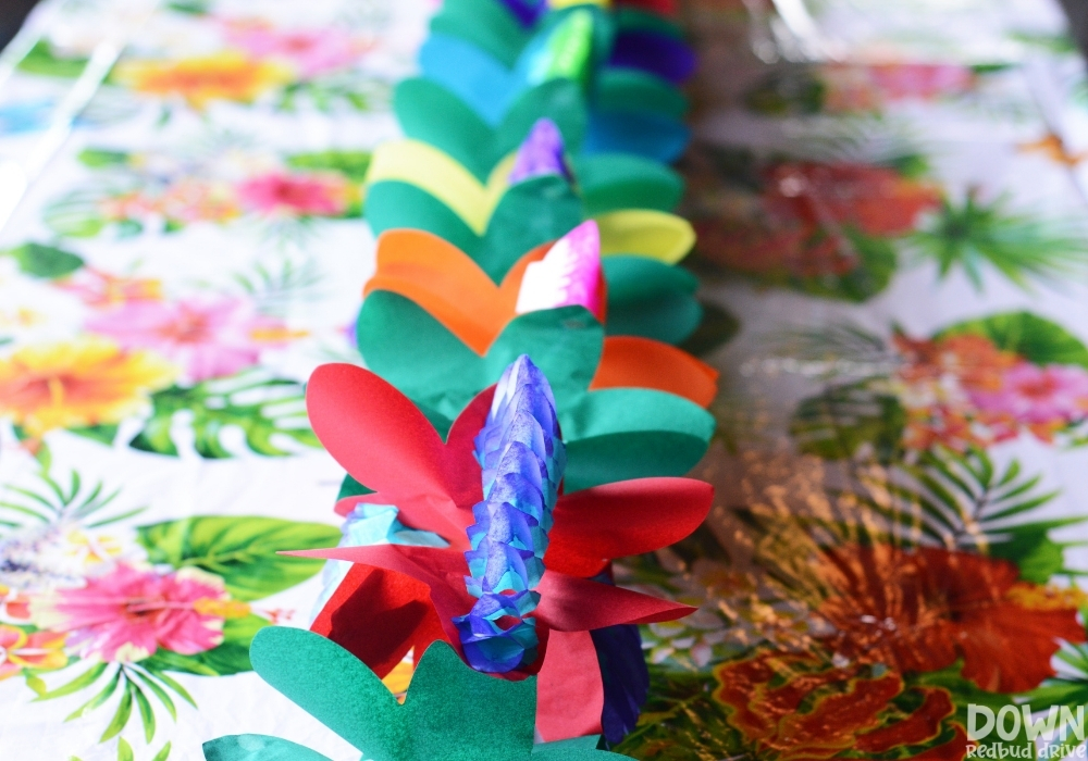 A closeup picture of the flower center piece table runners.