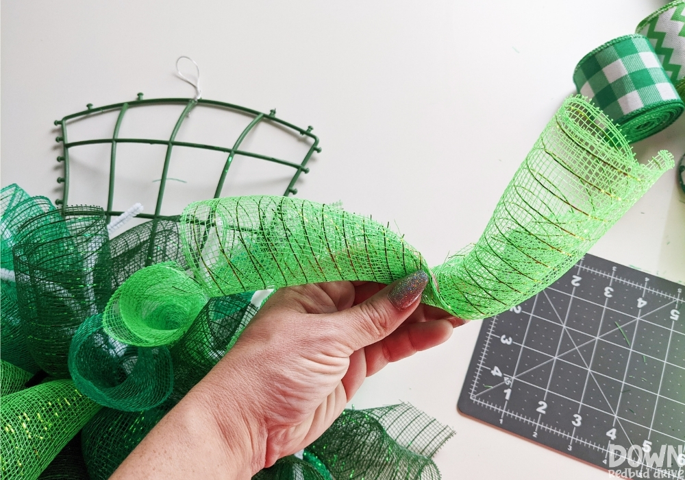 How to pinch rolled mesh for a DIY mesh wreath.