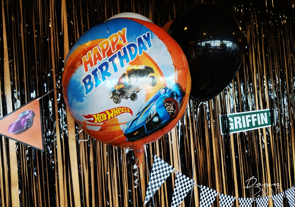 hot wheels mylar balloon with black latex balloons