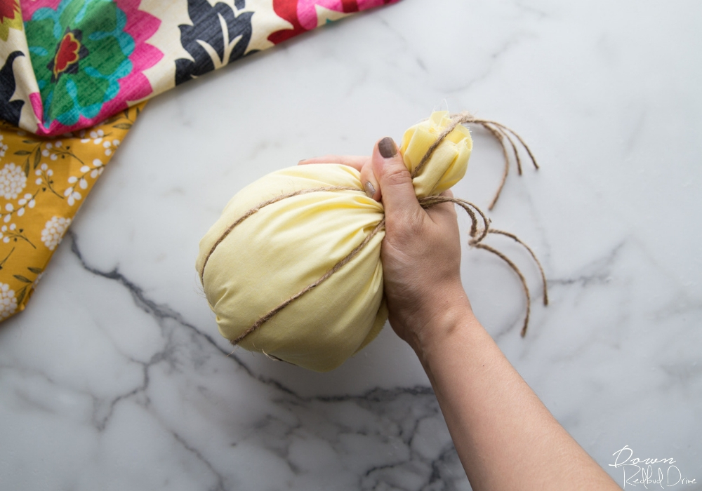 making a no sew fabric pumpkin