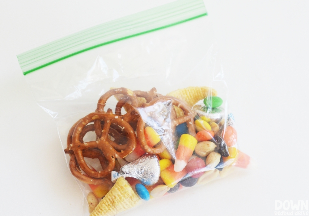 The thanksgiving friendship snack mix in a zip lock bag.