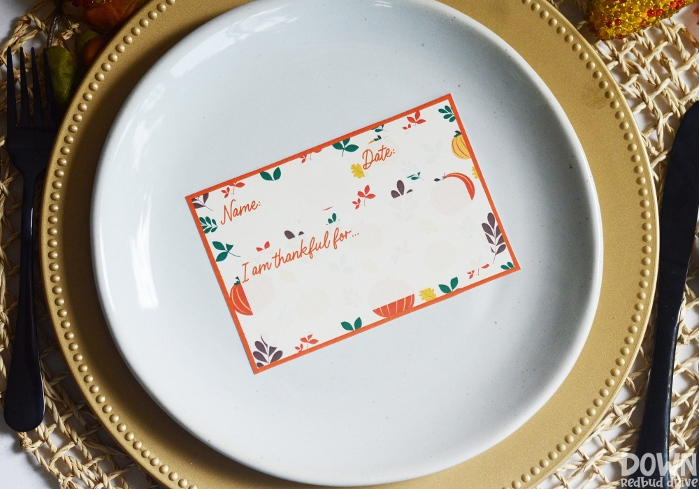 A thankful place card printable with spot to write your name, the date and what you're thankful for.